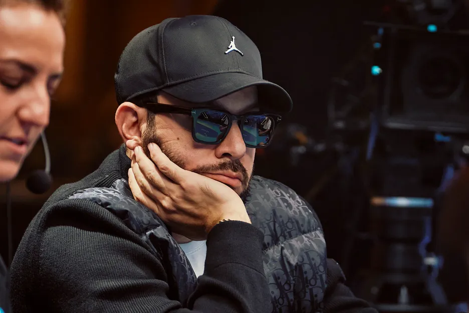 WSOP天堂岛超级主赛高潮迭起！决赛桌惊现“最长考”时刻：职业牌手手持AA，竟故意沉思满分钟！